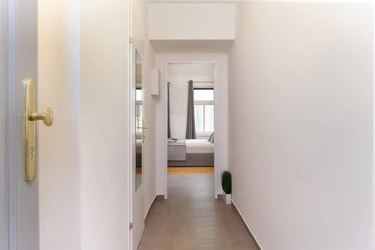 Perfect Location, 2 Min To Main Station Apartment Виена Екстериор снимка