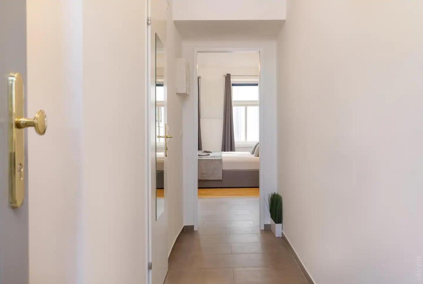 Perfect Location, 2 Min To Main Station Apartment Виена Екстериор снимка
